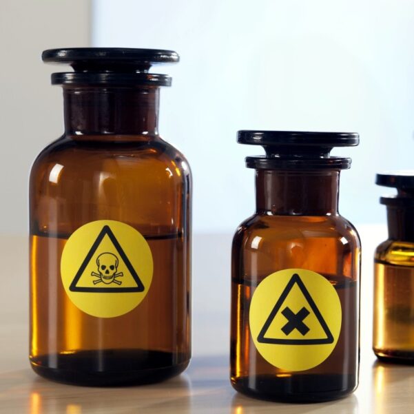 recipientes etiquetados con etiquetas de poliéster amarillo, impresas con láser, resisten a la intemperie